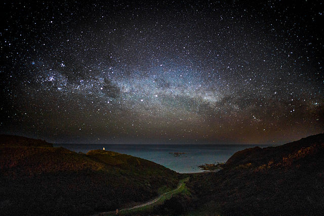 Milky_Way_-_Wellington,_New_Zealand_(Leica_M9_Voigtlander_21mm_f1.8)_-_25_Oct._2013.jpg